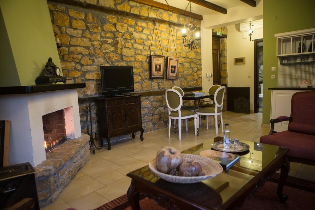 Archontiko Emmanouilidi Suites Loutraki  Exterior photo